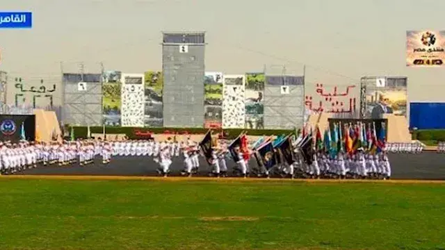 طلاب الشرطة يرسمون رقم دفعتهم خلال حفل التخرج