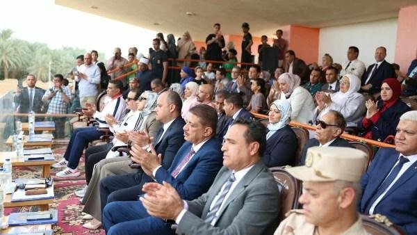 محافظ الوادي الجديد تشهد احتفالية الإستاد الرياضي وعروض المظلات