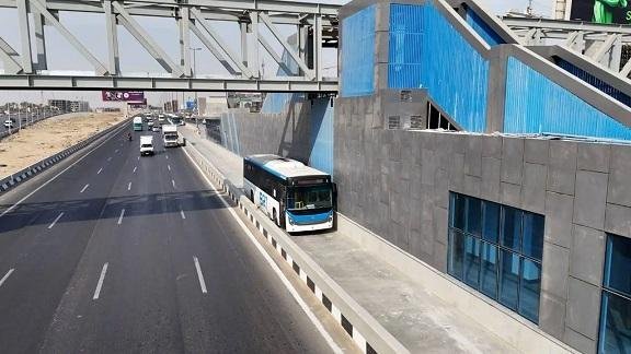 رئيس الشركة المصرية للأتوبيس الترددي لـ«الشروق»: فصل مسار المرحلة الثانية عن السيارات