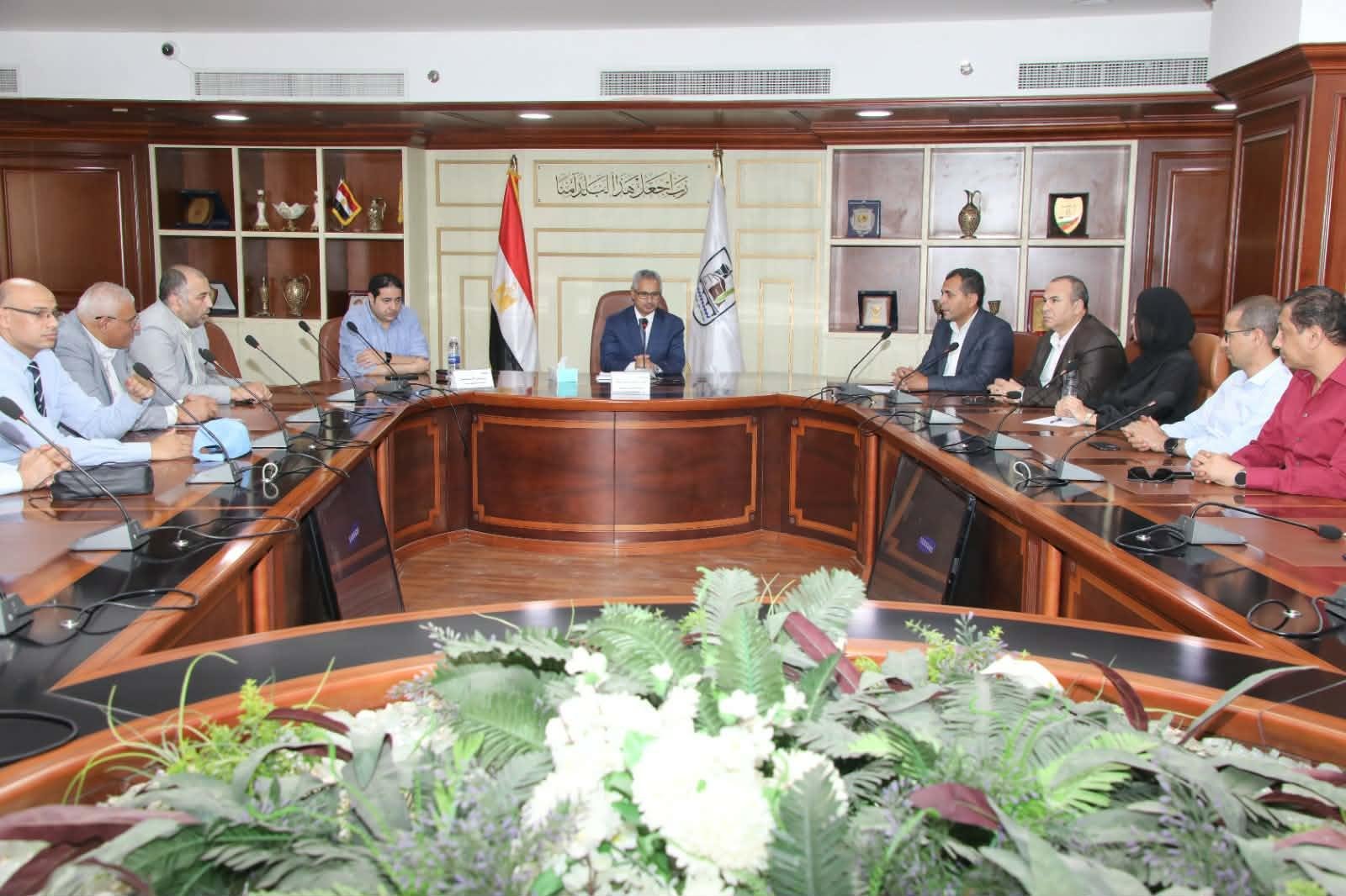 محافظ بني سويف يبحث مع أعضاء ل...