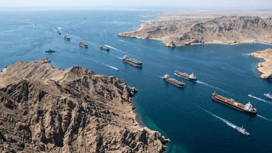 الجيش الأمريكي يقدم إفادة لشركاء بقطاع الشحن بشأن مضيق هرمز