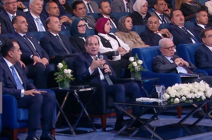 الرئيس السيسي عن سؤال «القروض بيتعمل بيها إيه؟»: «هو احنا بنستدين وباخد الفلوس نوزعها على بعض؟»