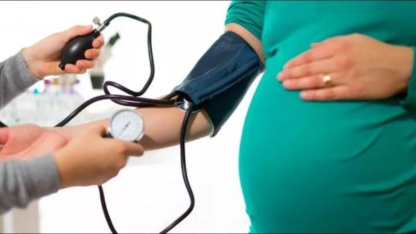 متى تبدأ المرأة الصلاة بعد نزول الحمل المبكر؟.. أمين الإفتاء يوضح