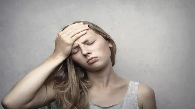 من الصداع إلى آلام الظهر.. لماذا تعاني النساء من الألم أكثر؟