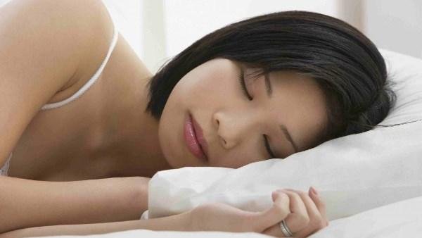 لماذا نتذكر مواقف محرجة من سنين فجأة قبل النوم؟.. 5 خطوات لنسيان ما يزعجك
