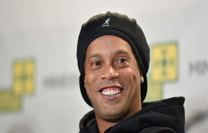 رونالدينيو يستعد للعودة إلى الملاعب بعد غياب 11 عامًا
