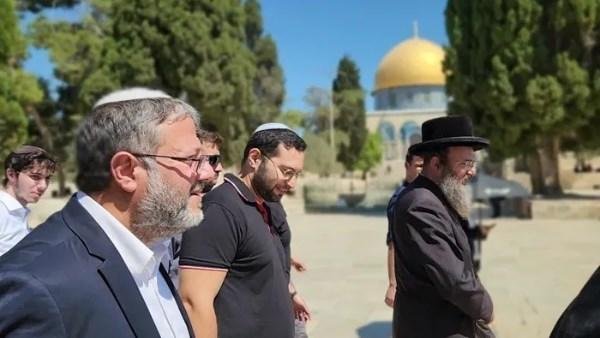قبيل الانتخابات.. وزير الأمن القومي في حكومة الاحتلال يقتحم باحات المسجد الأقصى