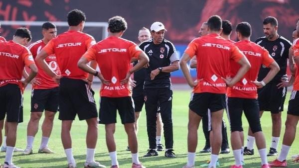 المدرب حر.. محمد العدل يدافع عن عموتة بعد استبعاد ثلاثي الأهلي
