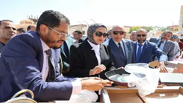 محافظ الوادي الجديد تتابع 4 ملفات خدمية وتسلّم أجهزة لـ 50 عروساً بالداخلة