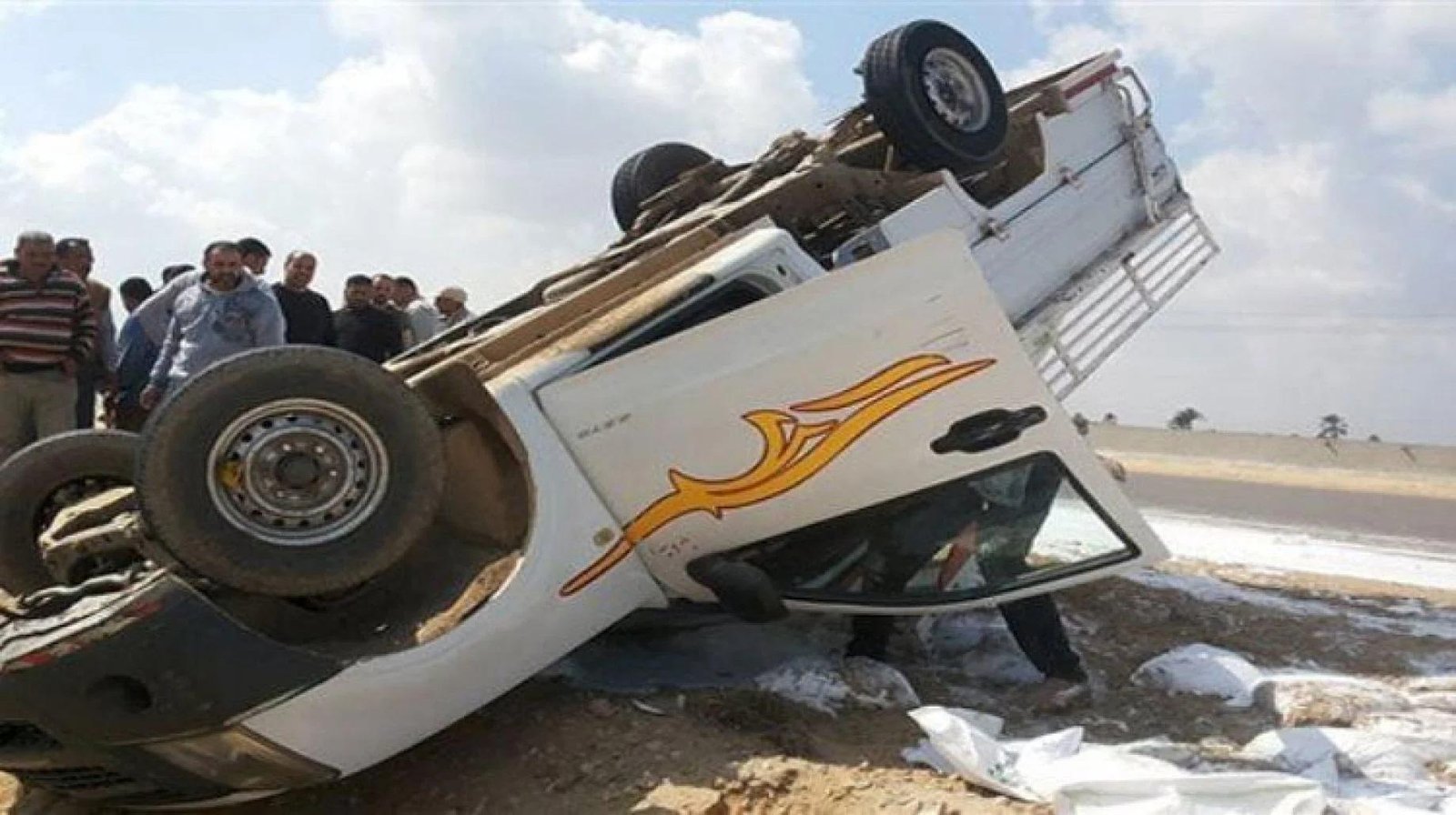 انقلاب سيارة ربع نقل على طريق العلاقي بأسوان وإصابة 11 شخصًا