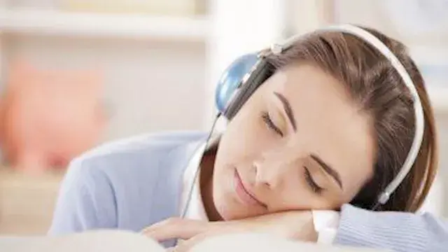 ماذا يحدث داخل المخ عندما نسمع...