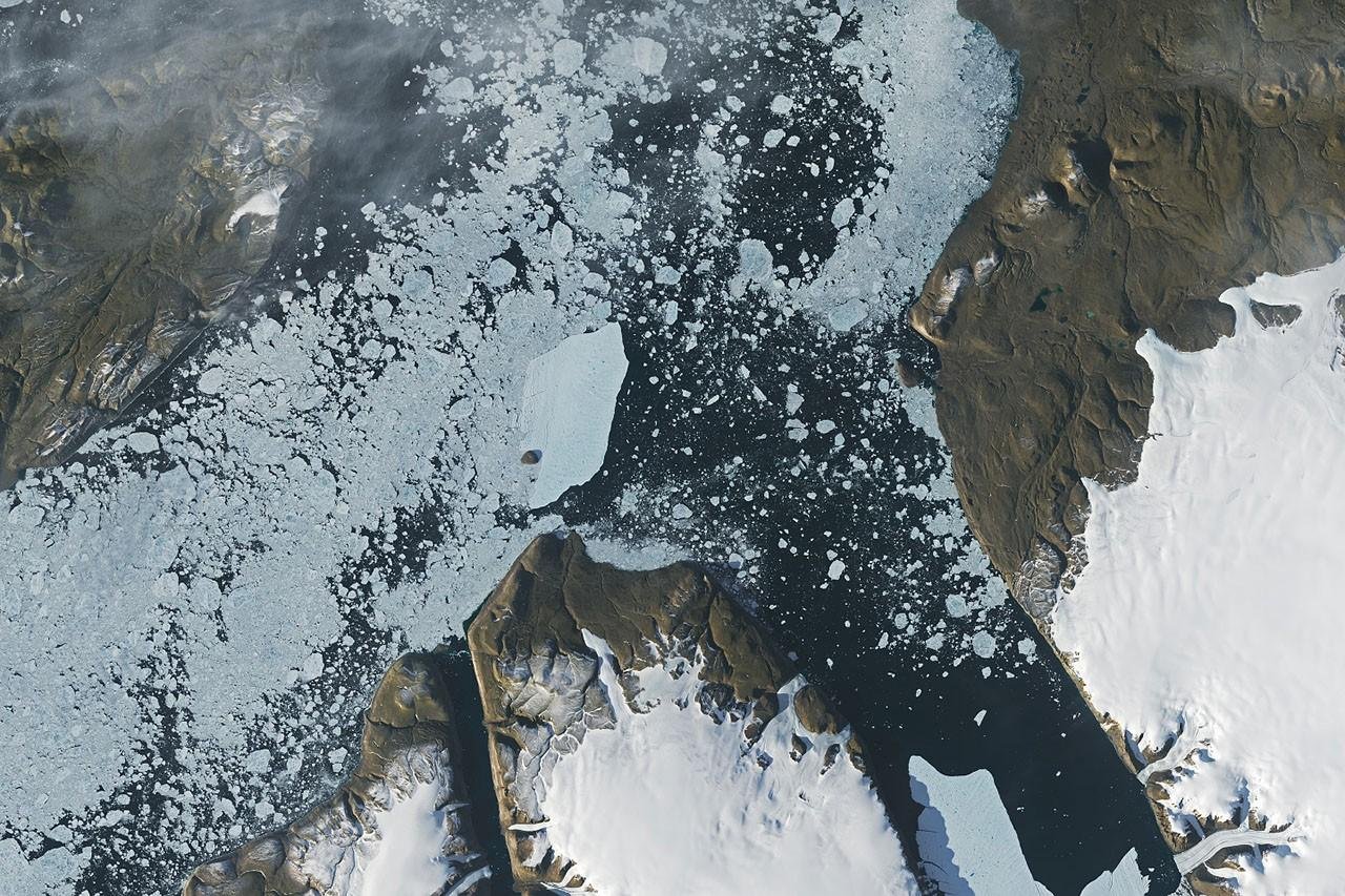 Ice Island Survives Run-In Wit...