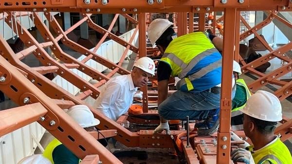 الانتهاء من ترميم وتركيب 16 قطعة خشبية من أرضية مركب خوفو بالمتحف الكبير