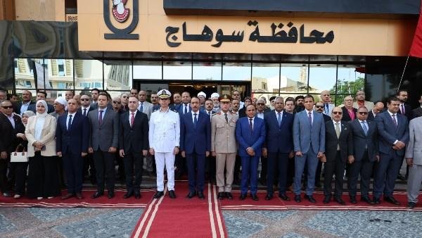 احتفالًا بذكرى نصر أكتوبر.. محافظ سوهاج ومدير الأمن يضعان إكليل الزهور على النصب التذكاري