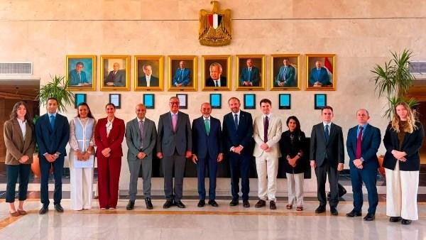 مصر وبريطانيا تبحثان الهجرة وا...