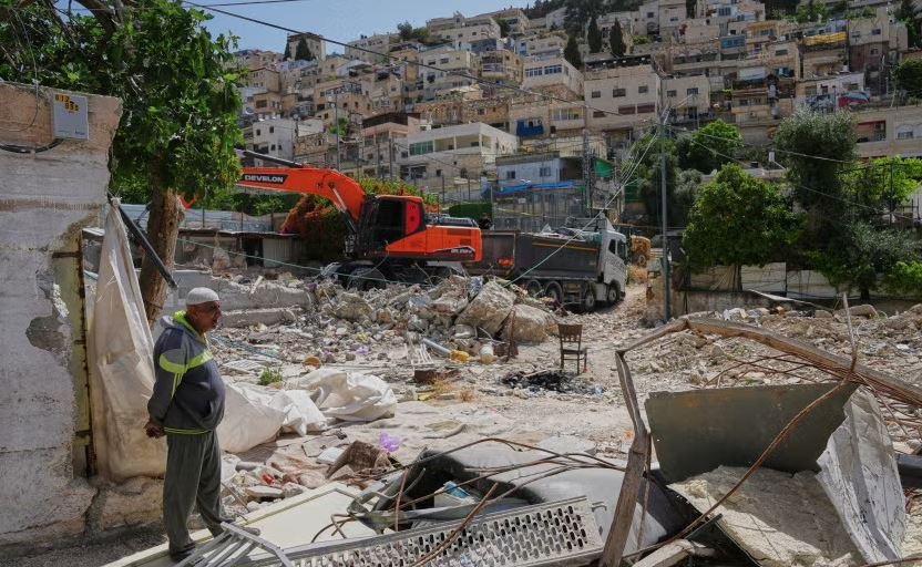 القدس.. السلطات الإسرائيلية تجبر عائلتين فلسطينيتين على هدم 3 منازل