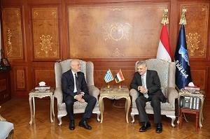 رئيس هيئة قناة السويس يلتقي السفير اليوناني لبحث تعزيز التعاون المشترك