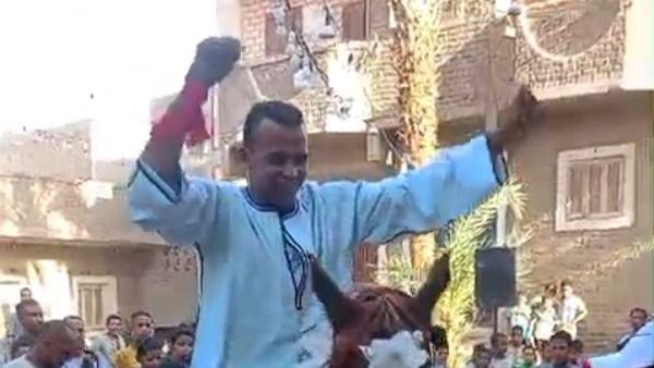 من الرأس للقدم.. طقوس حنة العريس في إسنا تجمع بين الحنة ورقص الخيول وزيارة المقامات