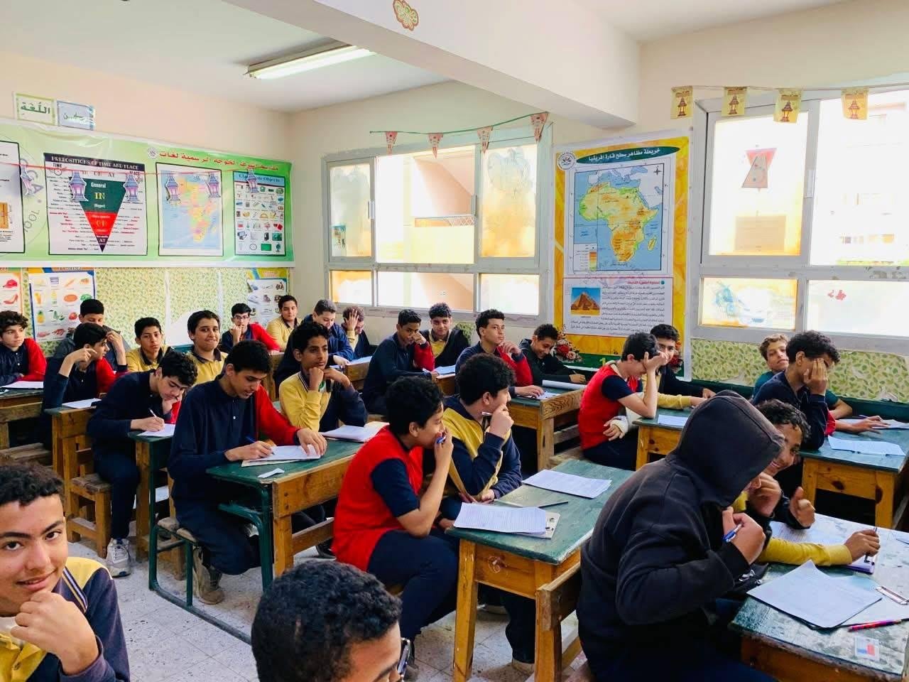شكاوى بين المعلمين والطلاب من صعوبة المناهج الجديدة وكثرة التقيمات.. ومساعد الوزير: ستختفي بعد مضي مزيد من الوقت