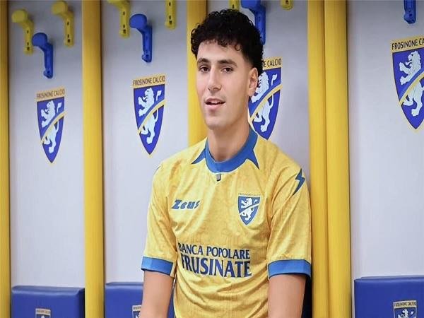 عمر فايد على مقاعد البدلاء في مباراة نابولي وفروزينوني بالدوري الإيطالي