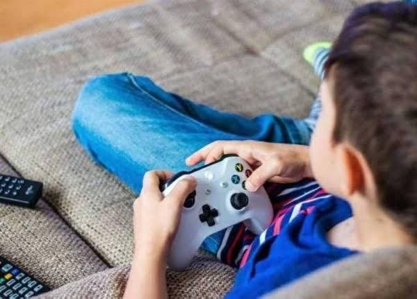 كيف يؤثر الاستخدام المفرط للألعاب الإلكترونية والمراهنات على الصحة النفسية؟