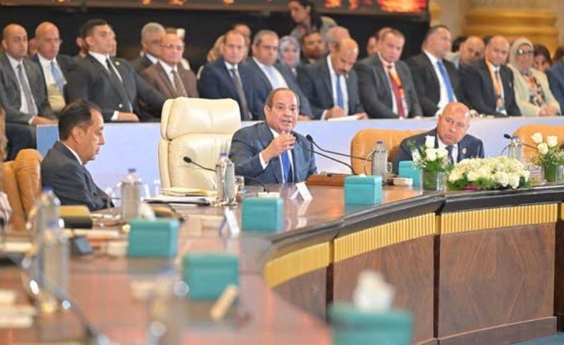 الرئيس السيسي للقطاع الخاص: عاوزين استثمارات أكتر.. ويطالب هشام طلعت مصطفى بـ200 ألف وحدة تُطرح للإيجار كخدمة مجتمعية