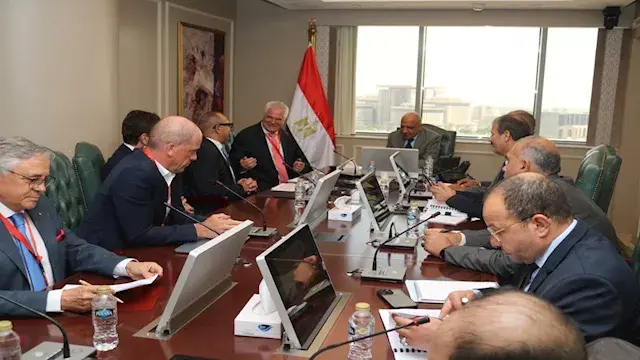 وزير الكهرباء يتابع مستجدات تن...