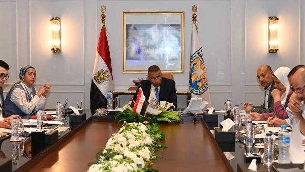 محافظ جنوب سيناء يبحث تقنين أوضاع واضعي اليد وطلبات إقامة مشروعات سياحية جديدة
