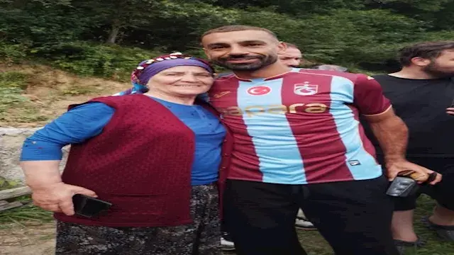 "مرتدية كوفية تحمل صورته".. بط...