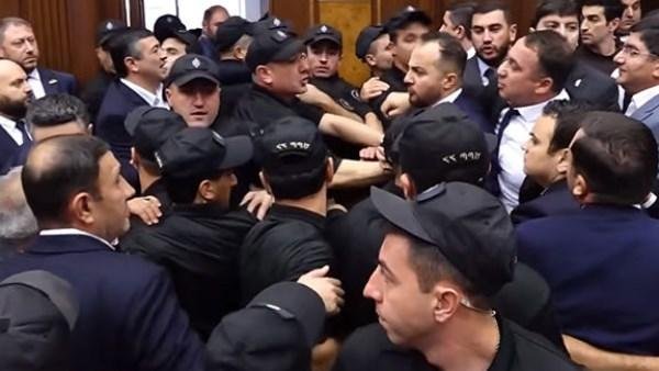 طالبوا باستقالة وزير الدفاع.. عراك بالأيدي بين النواب في جلسة عاصفة داخل البرلمان الأرميني