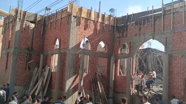 بعد دقائق من صبه.. انهيار سقف مسجد تحت الإنشاء في الفيوم