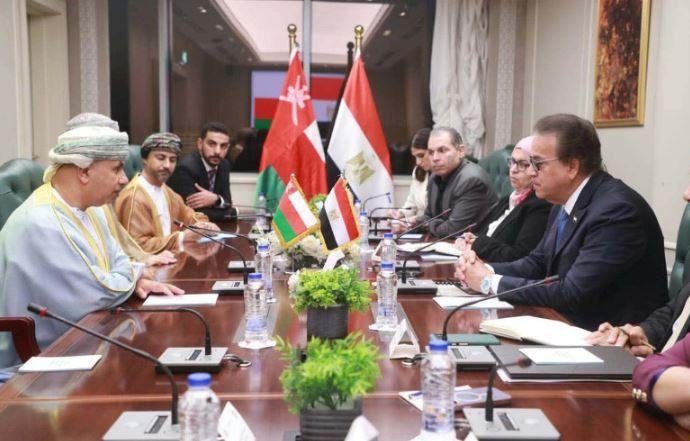 وزير الصحة يلتقي نظيره العُماني لبحث تعزيز التعاون المشترك