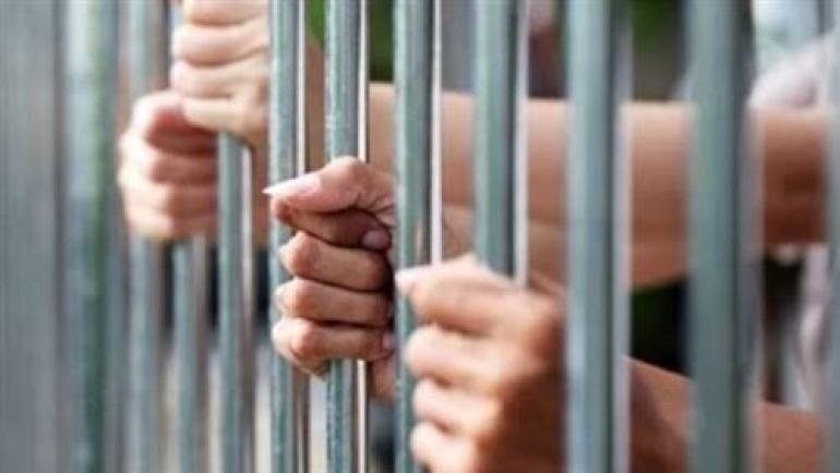 حبس شخصين بتهمة قتل شقيقتهما ب...