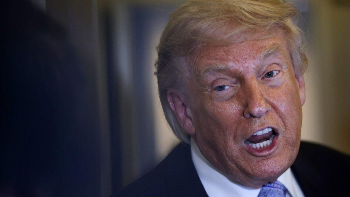 Trump tells FCC to punish jour...