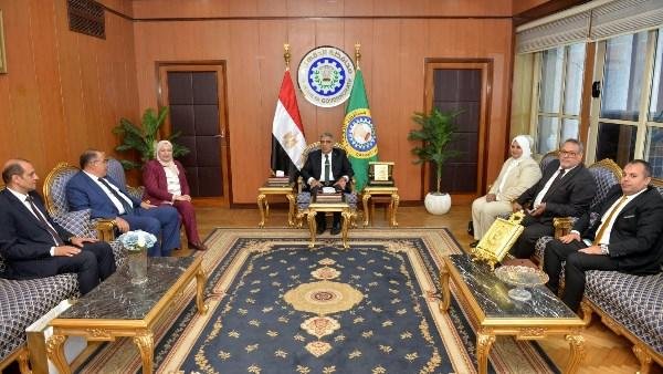 محافظ الدقهلية يستقبل وفد البنك الزراعي ومساعدات بقيمة 900 ألف جنيه للأسر الأولى بالرعاية