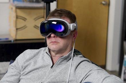 Apple is cutting Vision Pro jo...