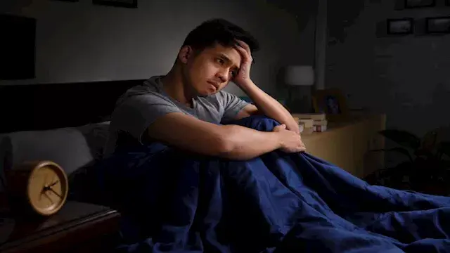 لماذا تؤجل النوم رغم شعورك بالتعب؟.. العلم يفسر السبب