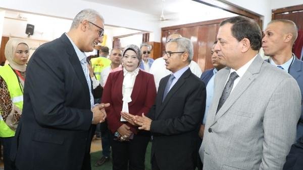 محافظ بني سويف يتفقد المعرض ال...