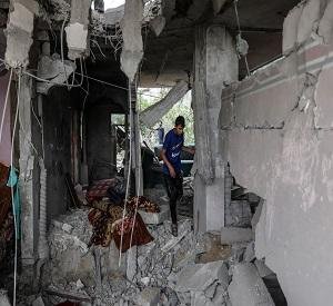 استشهاد 5 فلسطينيين بينهم 4 نساء جراء قصف الاحتلال الإسرائيلي شقة سكنية غرب مدينة غزة