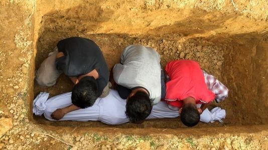 هل تجوز الوصية بدفن آية الكرسي مع الميت؟.. أمين الفتوى يجيب