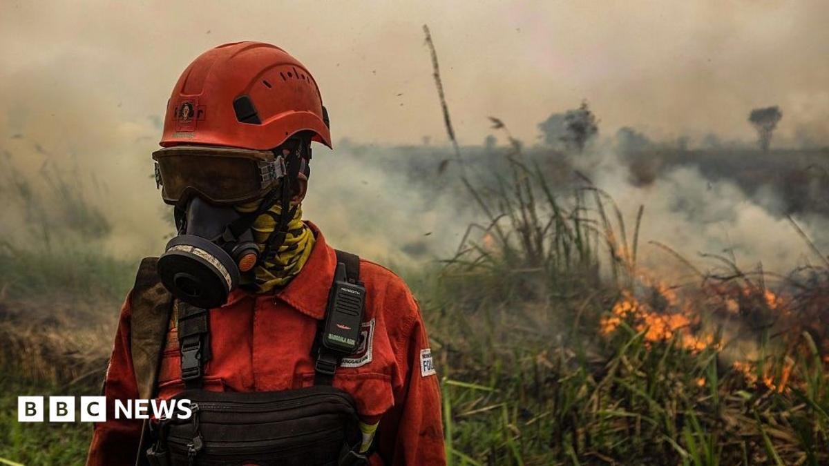 Toxic wildfire haze spreads ac...