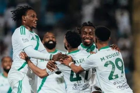الأهلي السعودي يهزم الغرافة بثنائية ويحقق فوزه الأول آسيويًا