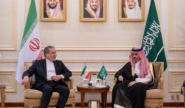 وزيرا خارجية السعودية وإيران يبحثان التصعيد الحوثي على مطارات المملكة