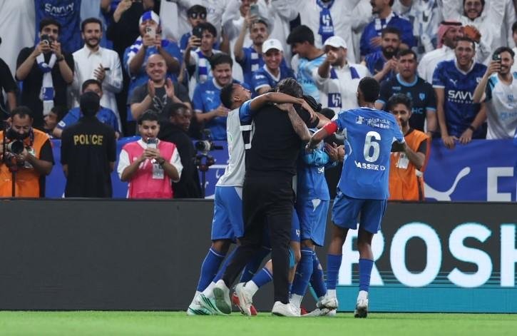 الهلال يهزم الاتحاد في كلاسيكو السعودية ويحافظ على الصدارة