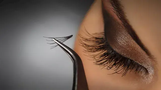 هل تزيد وصلات الرموش من خطر ال...
