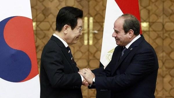 الرئيس السيسي يضع إكليلا من الزهور بمقبرة سول الوطنية تكريما لأرواح شهداء كوريا