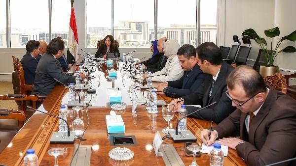 وزيرة الإسكان تبحث مقترحات إدا...