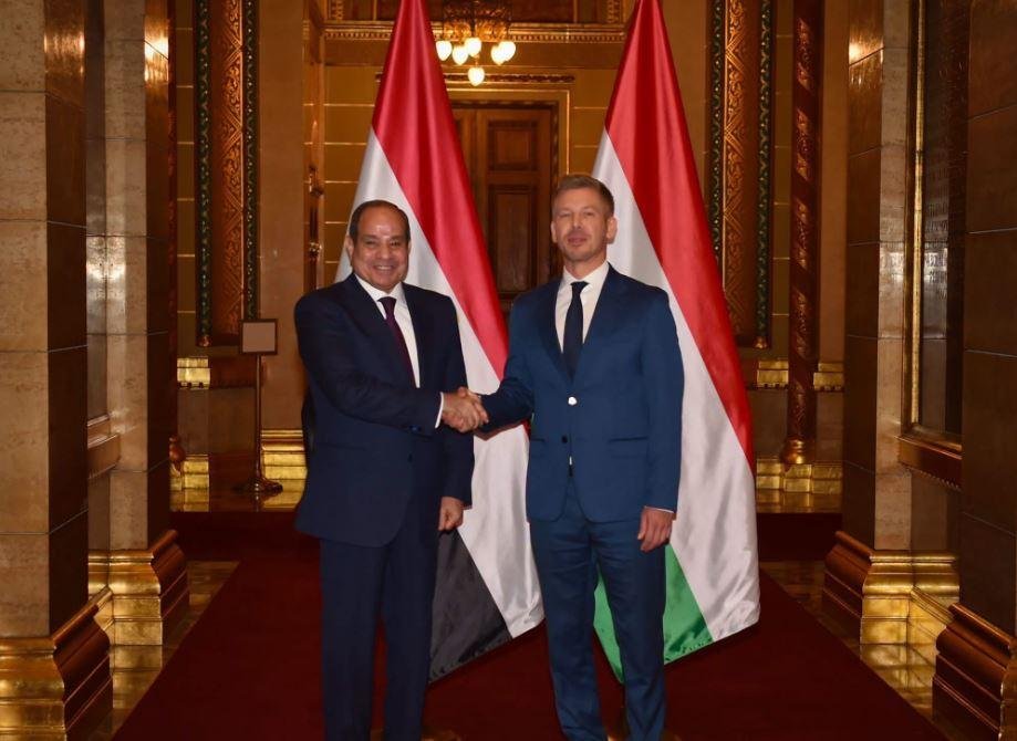 الرئيس السيسي: المنطقة الاقتصادية لقناة السويس تتيح للمستثمرين بيئة ملائمة لإقامة المشروعات الصناعية واللوجستية