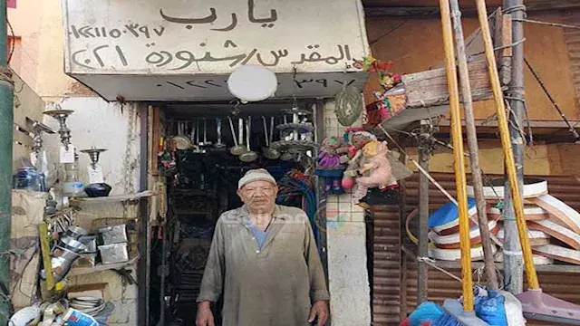"المقدس شنودة" يحول المخلفات في أسوان لـ تحف ولعب أطفال بـ 5 جنيهات -فيديو وصور