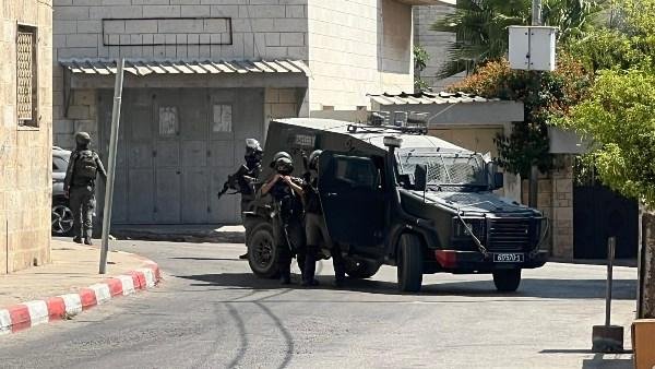 جيش الاحتلال يفرض حصارا على الخليل ويعلن مقتل جنديين.. وتهديدات بتدمير البنية التحتية